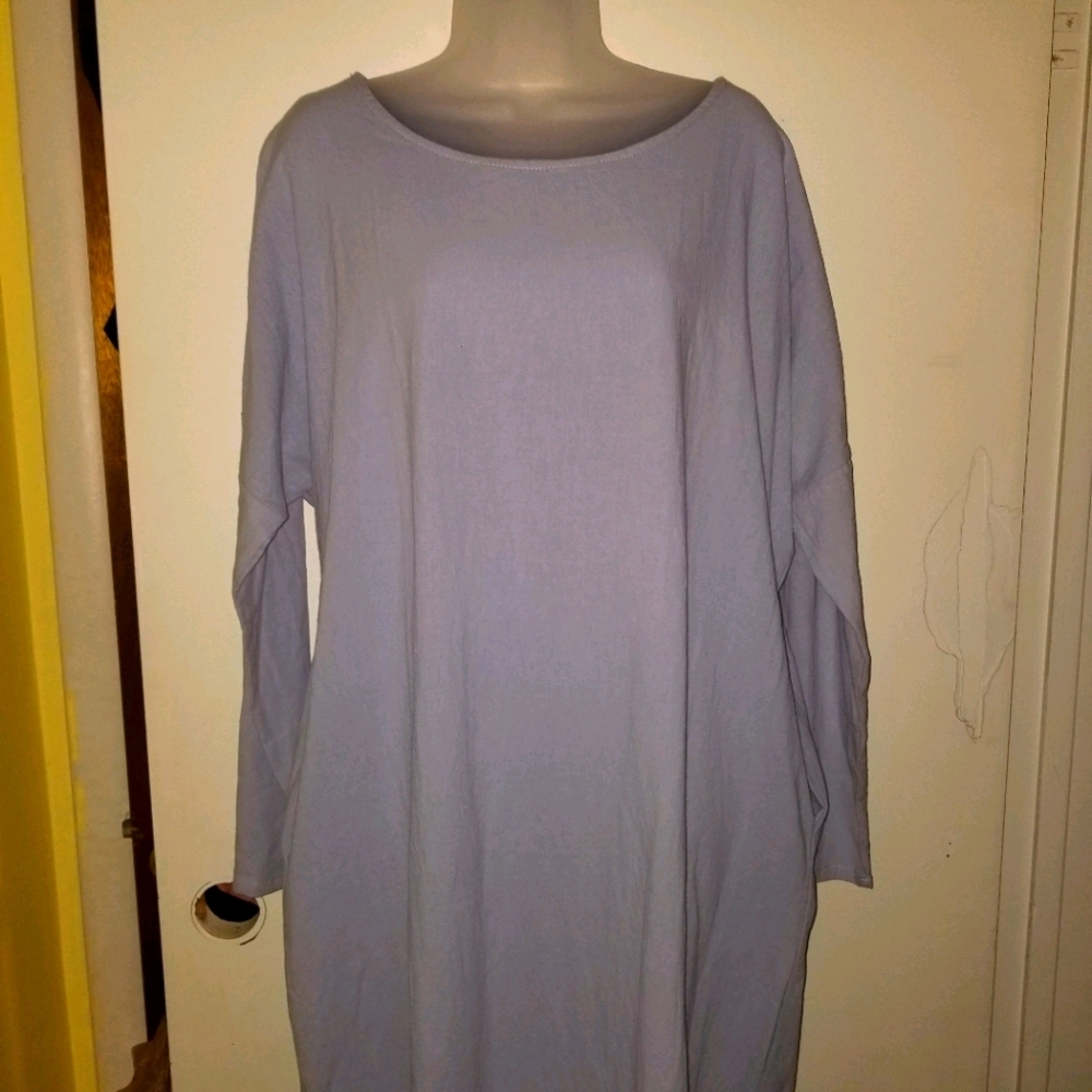 Midi dress with pockets and side splits.